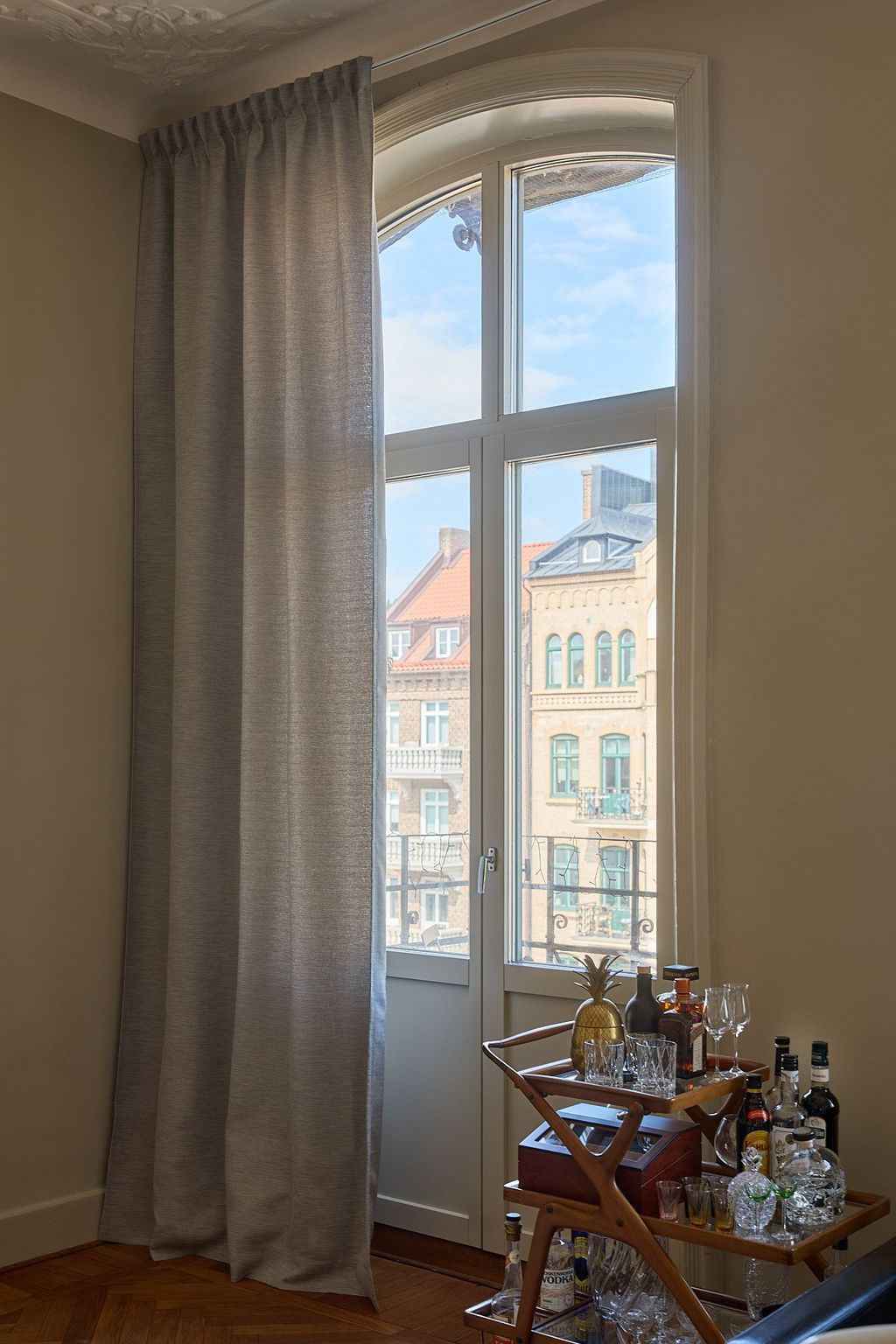 Sølvgrå gardin med glans