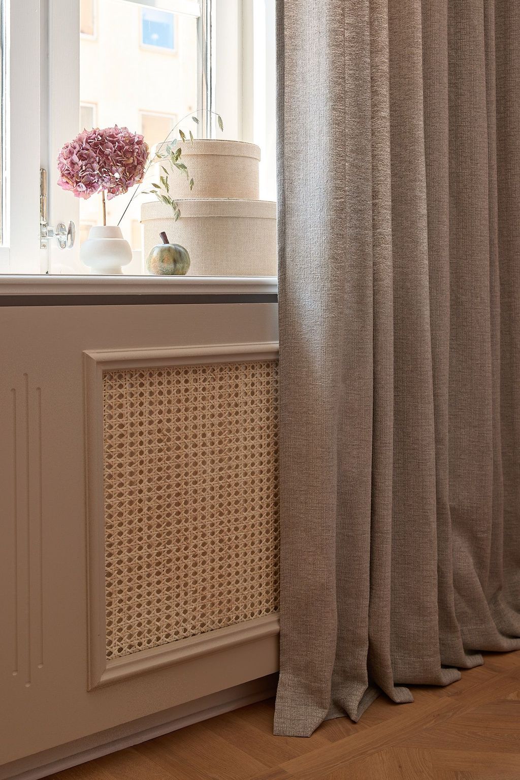 Grå gardin med tydlig textur