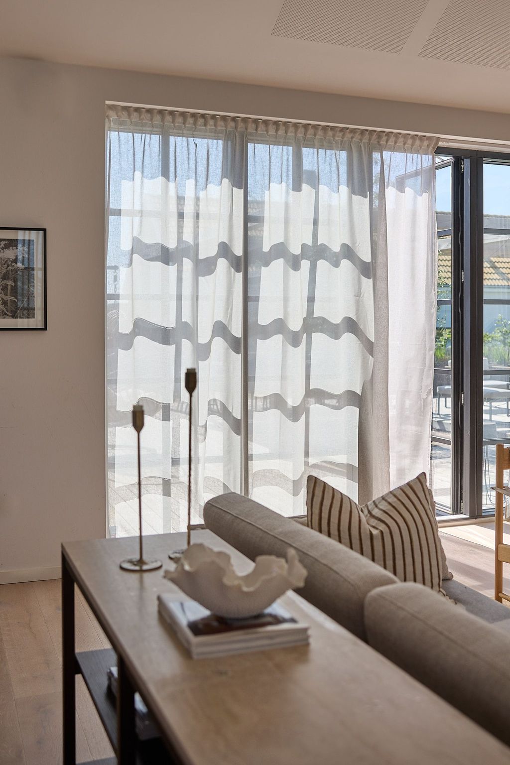 Lysegråt gardin med hørlook