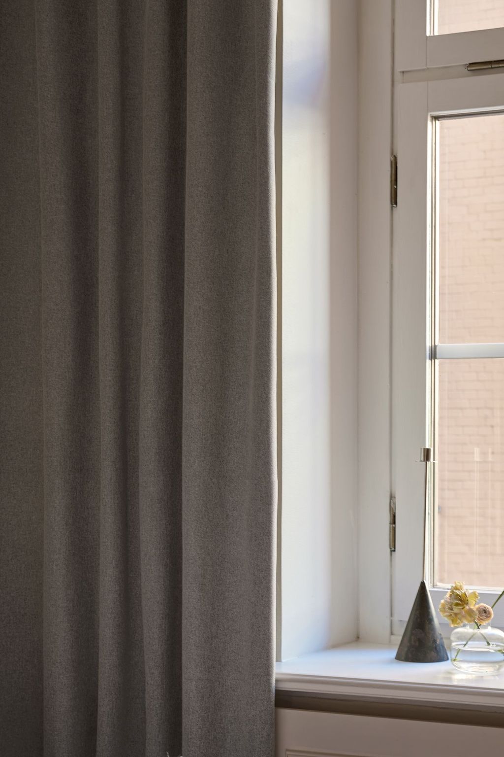 Grå mörkläggningsgardin