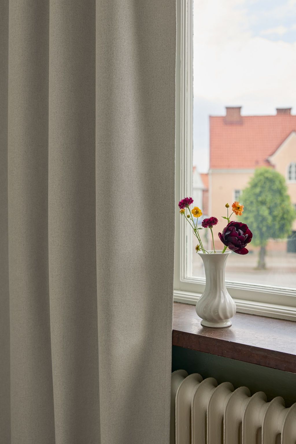 Ljusgrå mörkläggningsgardin