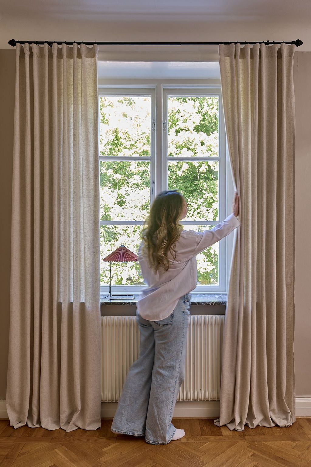 Greigefärgad gardin i linneblandning