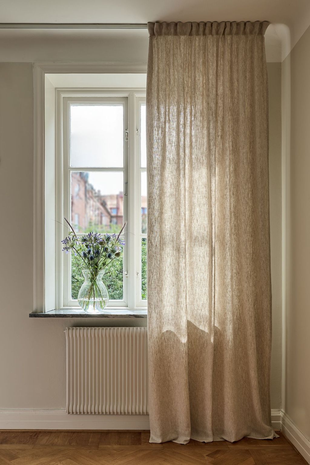Sandfärgad gardin i linneblandning