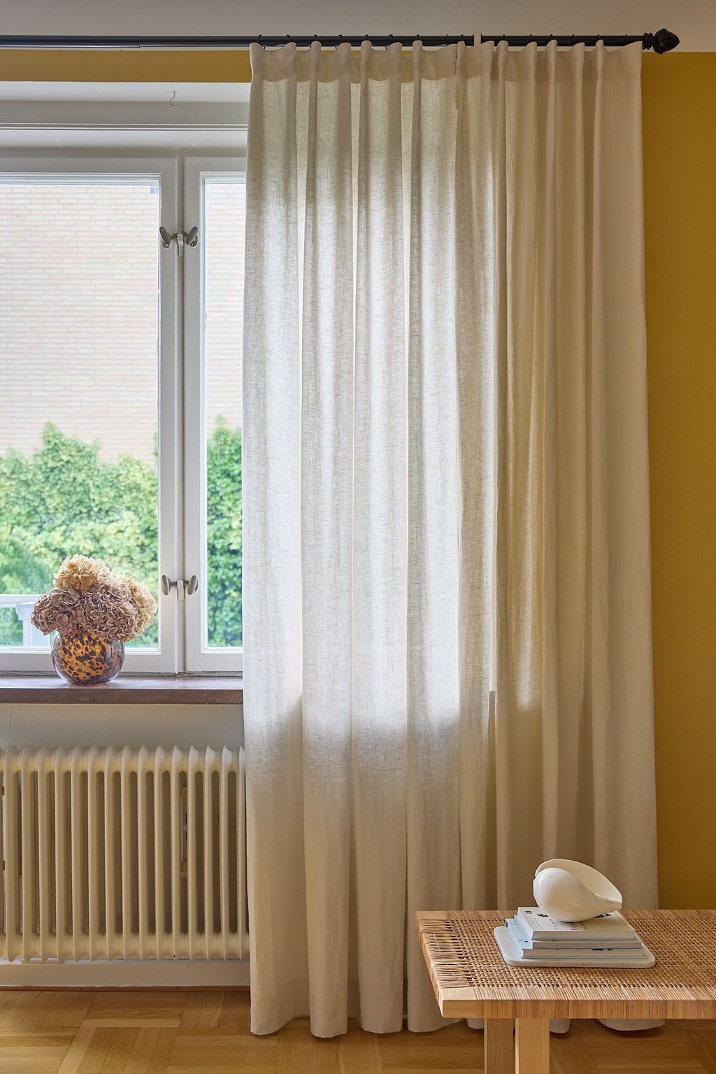 Sandbeige linnegardin