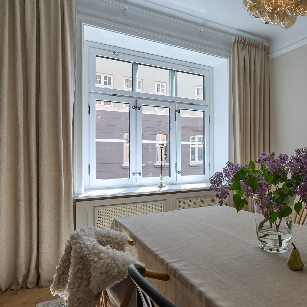 Beige gardin med tydelig struktur