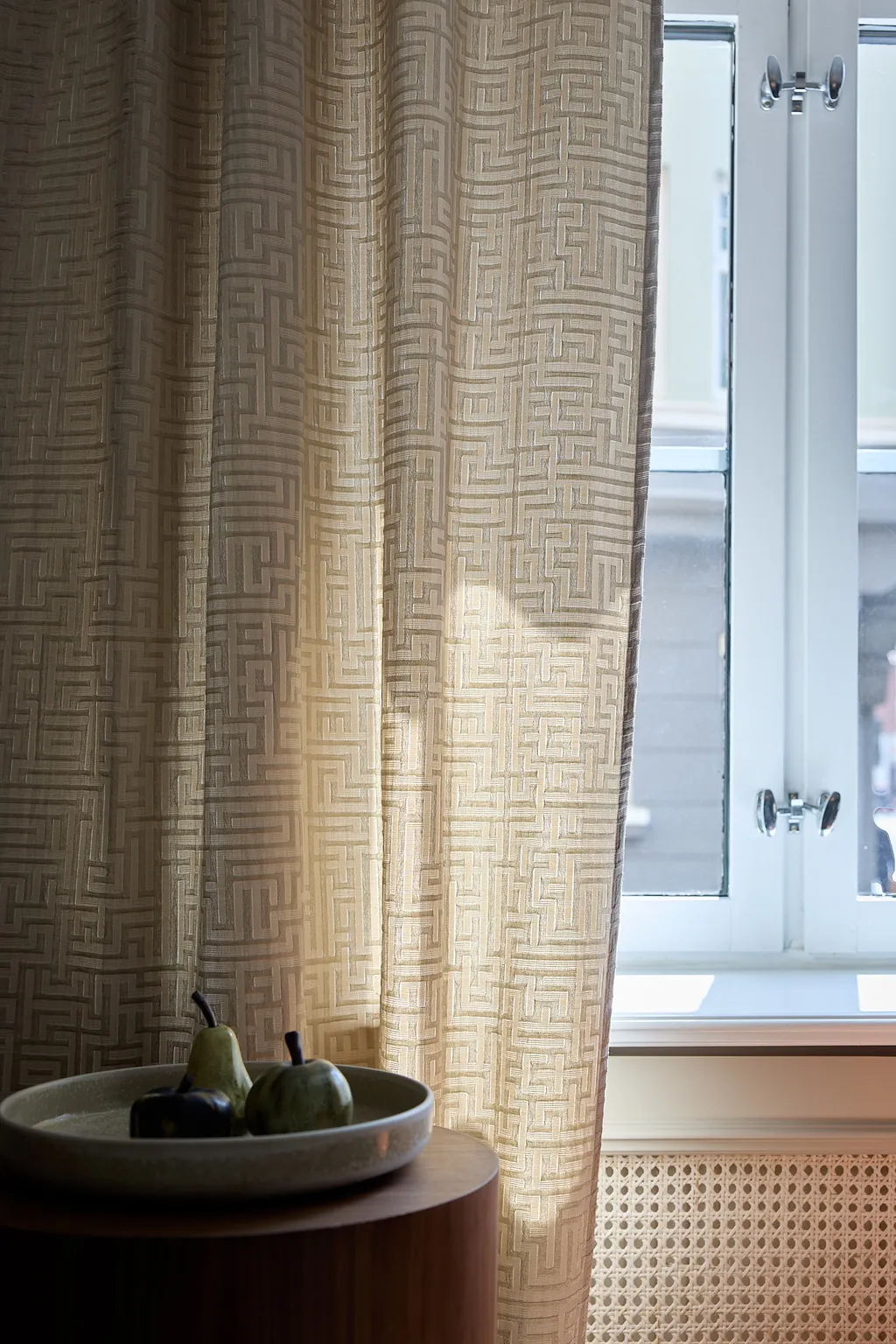 Beige gardin med grafisk mønster