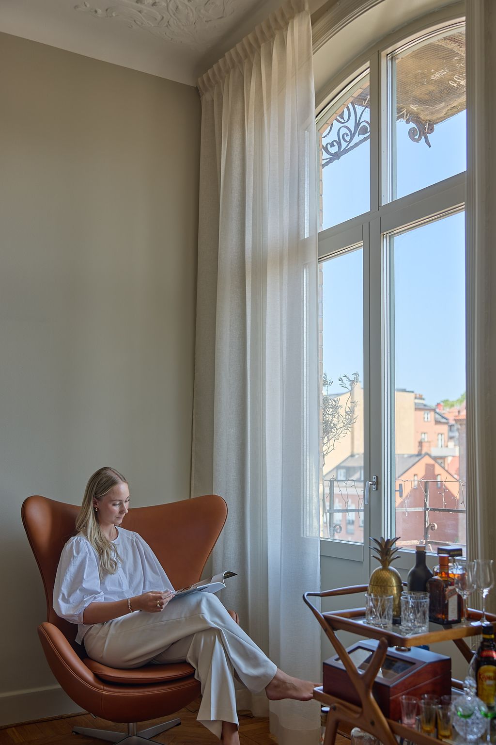 Benvit gardin med linne-look