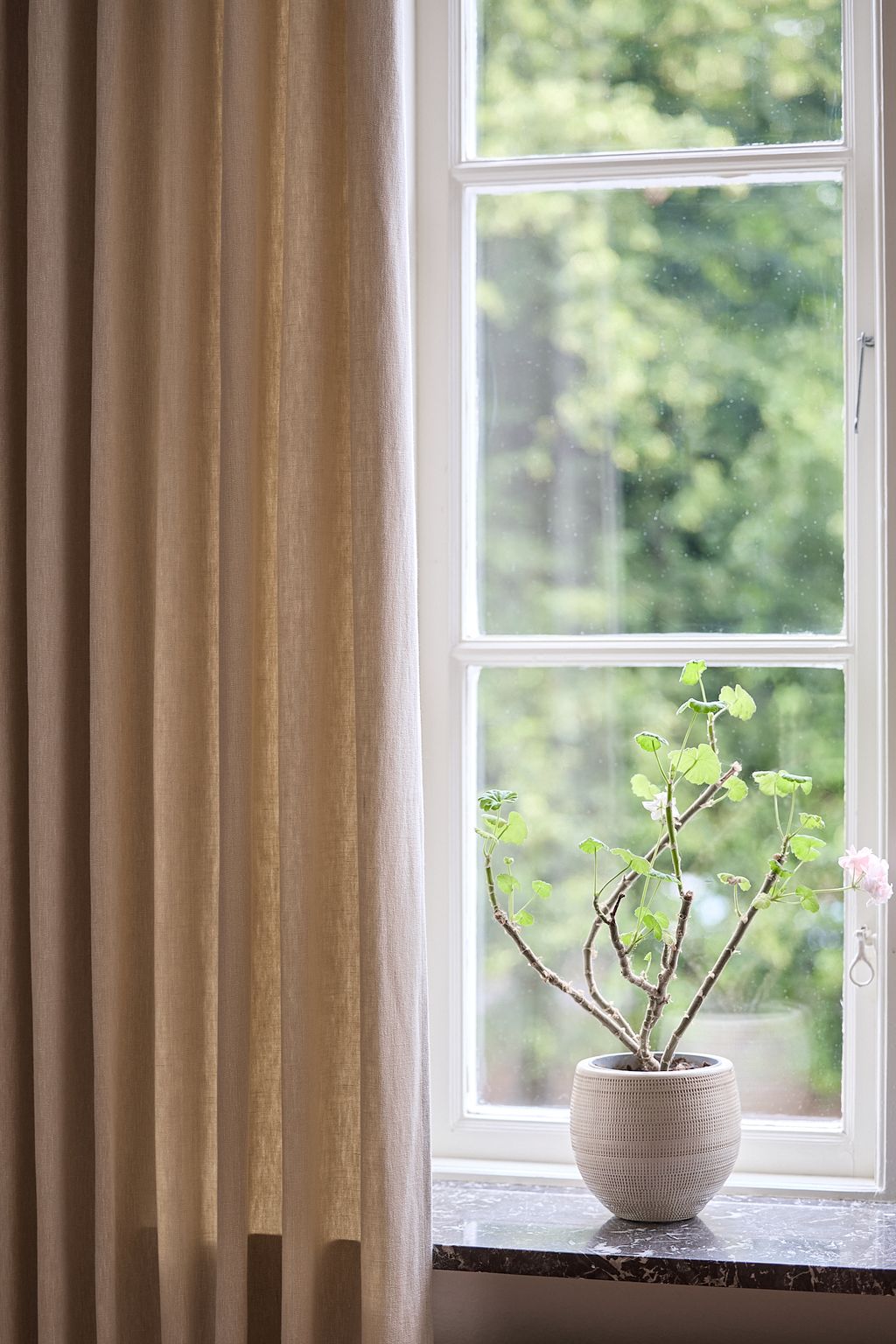 Beige gardin i bomuldsblanding